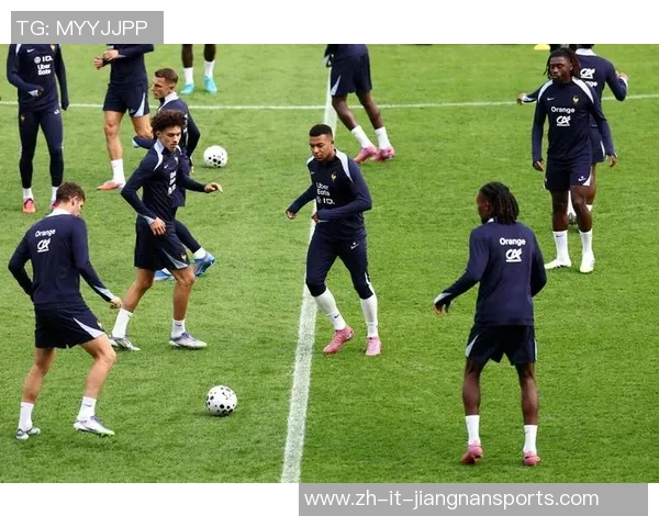 足球场上的泪水与坚持：那些感动人心的球星背后故事